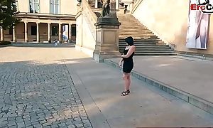 Deutsches normales natürliches Mädchen von nebenan macht echtes eclipse date treffen auf der Straße