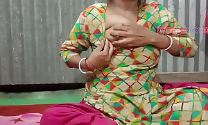 सेक्सी बंगाली हॉट xxx मोडल टुम्पा उसकी चुत पे उंगली घुसाके सेक्स की मजा लिया।