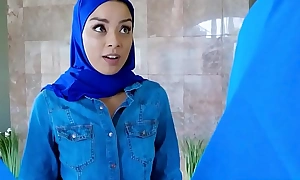 Teeny muslim girl gets twat fucked off out of one's mind team a few dopey movers