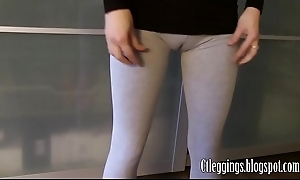 Working-out cameltoe on touching aged leggings.